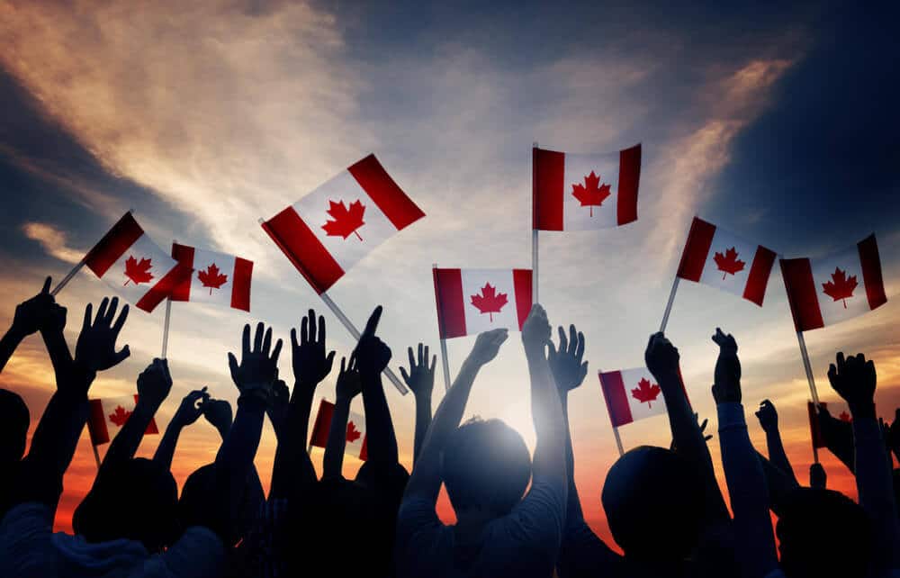 Son pocos los países que cuentan con una política de estado abierta a la recepción de inmigrantes y Canadá es uno de ellos, este país, acepta cada año la entrada controlada de 250 mil extranjeros aproximadamente.